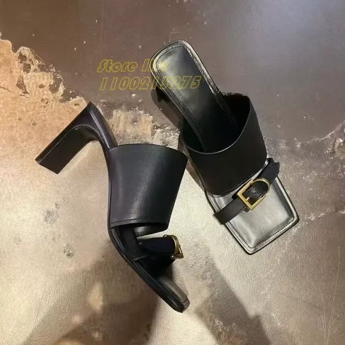 Mules à talon carré en cuir noir mat, à enfiler, avec bride à boucle, collection Runway 2026, vente