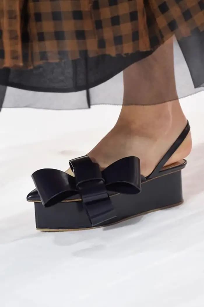 Sandales d'été rose poudré/noir en cuir verni à talon compensé