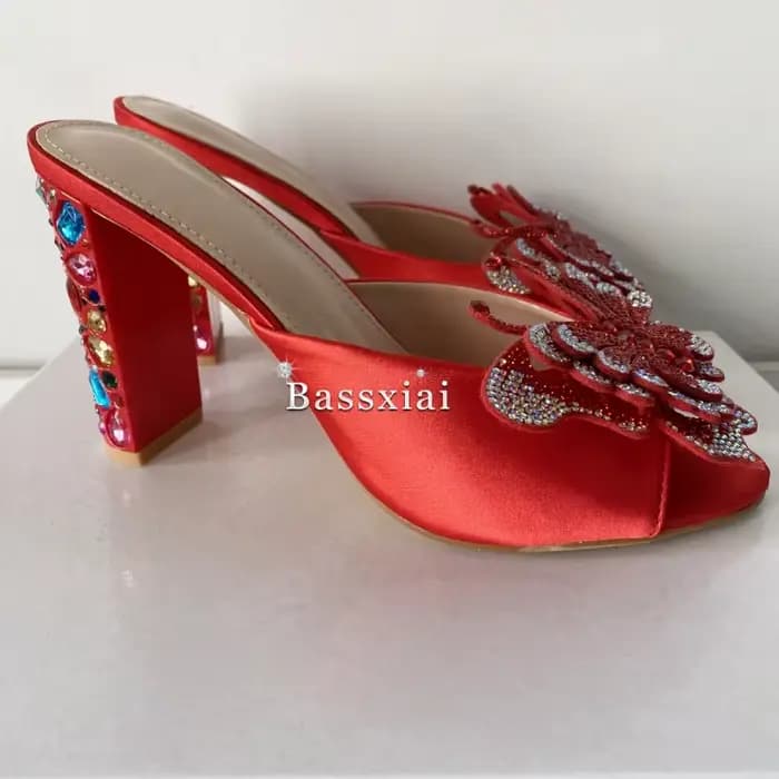 Mules en soie rouge pour femme, sandales à talons hauts avec décorations papillon-fleur en strass colorés, collection printemps-été