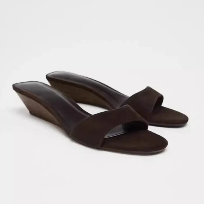 Talon incliné fond épais une pantoufles femmes 2025 nouvelles étriers tête ronde sandales à talons bas