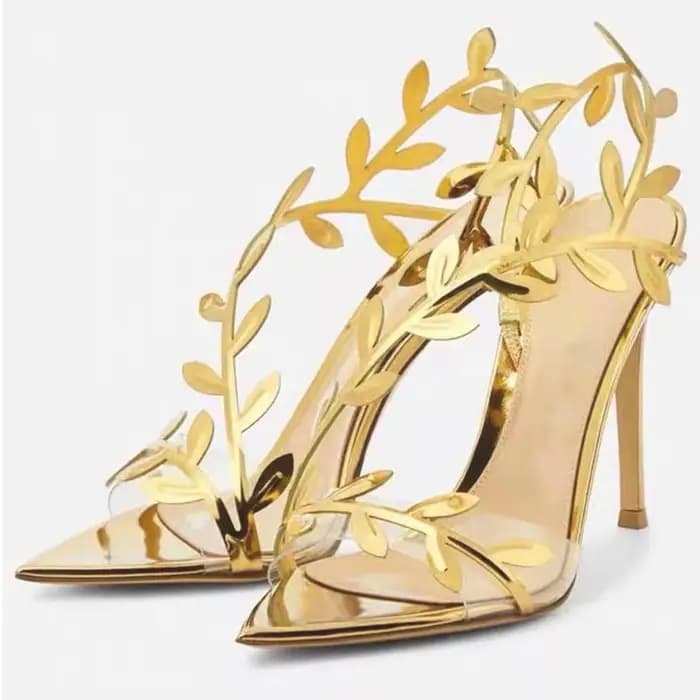 Branches et feuilles dorées entremêlent les talons hauts transparents ! Sandales