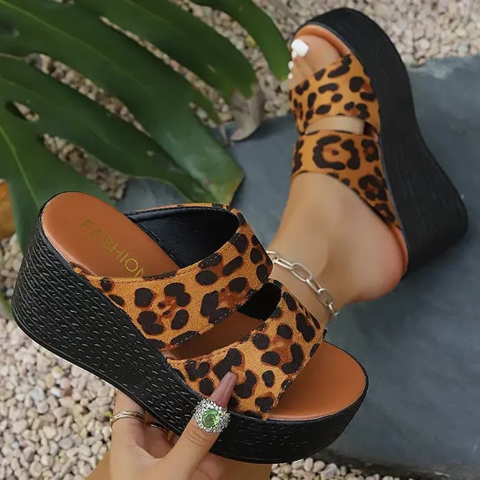 Sandales compensées imprimé léopard tendance pour femme