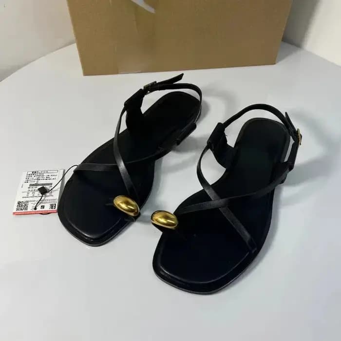 Marque Design femmes sandales plates Clip orteil loisirs extérieur chaussures de plage pour dame mode métal décoration 2025 chaussures d'été