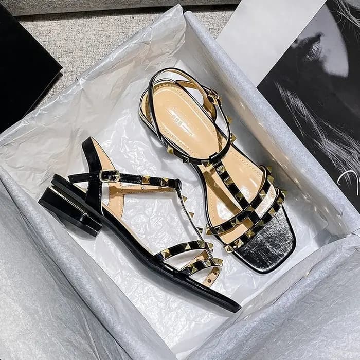 Sandales à talons bas pour femmes avec lanière en T et rivets uniques – Chaussures décontractées d'été pour la plage