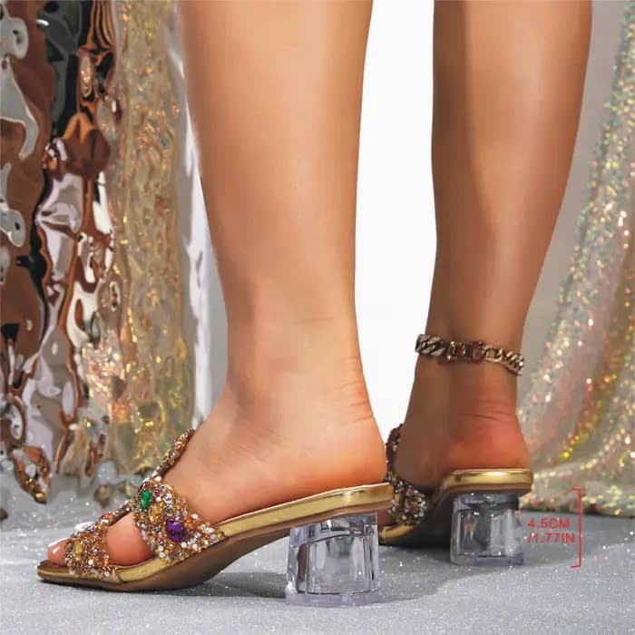Sandales à talons hauts dorées confortables et élégantes