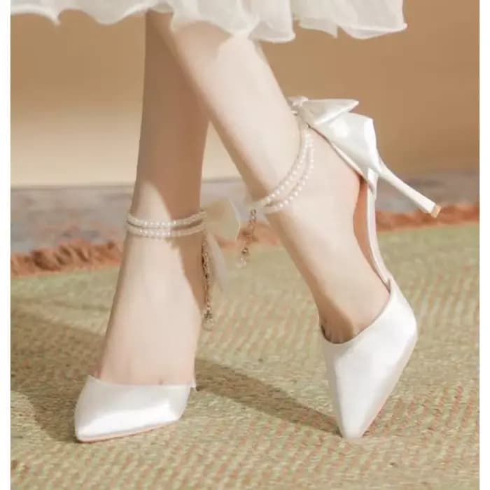 Nouvelles femmes talon mince sandales creuses femme perle papillon bout pointu talons hauts pompes