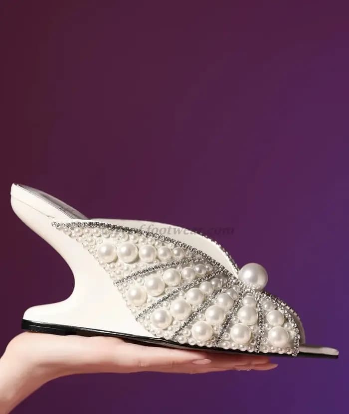 Sandales compensées à bout pointu en cuir blanc avec perles et cristaux pour femme – Chaussures de soirée et de mariage