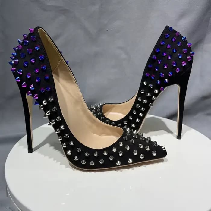 Escarpins à rivets noirs pour femmes