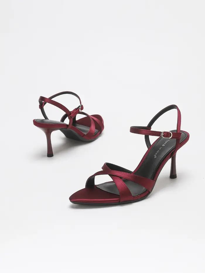 Sandales à talons hauts en satin bordeaux pour femme, à brides croisées et boucle à la cheville, style stiletto, pour soirée et mariage