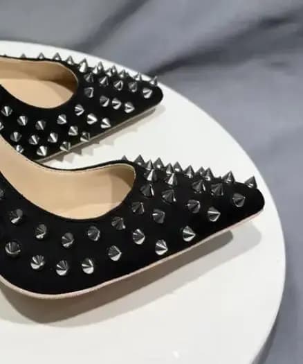 Escarpins à rivets noirs pour femmes