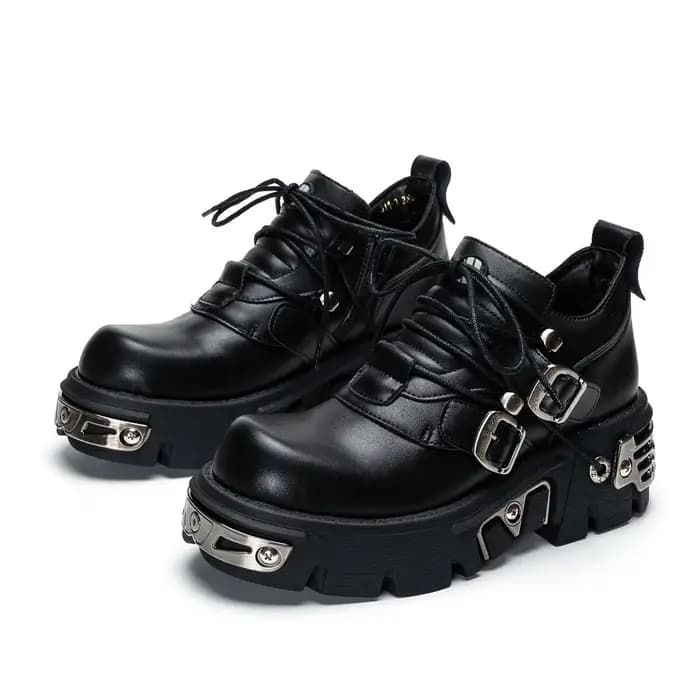 2025 nouveau Style Punk foncé femme gothique flamme sculpté Vintage Rock bottes en cuir chaussures en métal Niche basse
