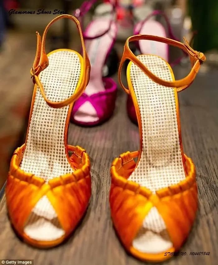 Sandales de soirée en satin pour femmes, chaussures d'été élégantes à bout rond et ouvert, talons aiguilles hauts, sangle à boucle, défilé, chaussures tendance