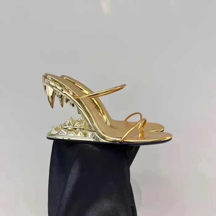 Sandales pour femmes à talon en métal doré en forme de dents