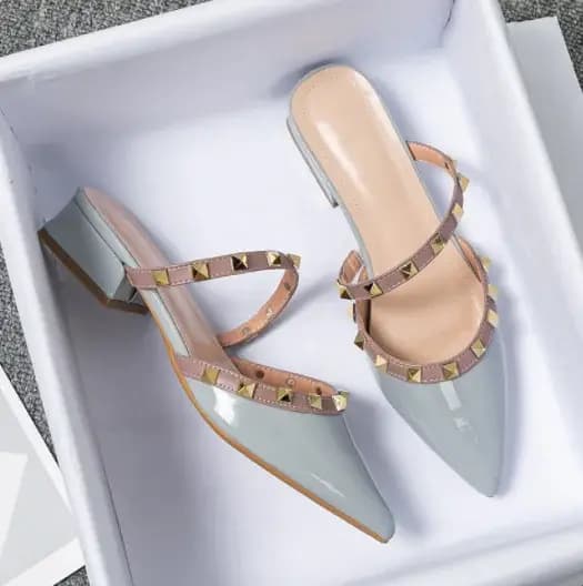Femmes talons chaussures Promotion clouté concepteur de luxe en cuir verni pantoufles brillant couleurs mélangées sangle couture diapositives bleu rouge 43 42