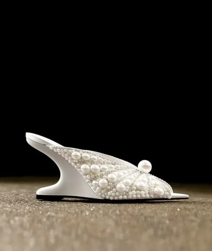 Sandales compensées à bout pointu en cuir blanc avec perles et cristaux pour femme – Chaussures de s