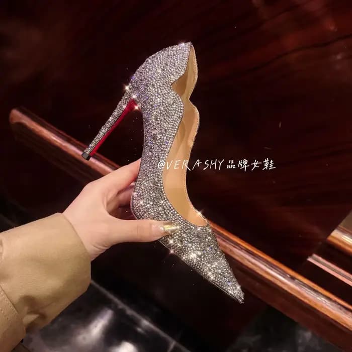 Talons hauts femmes 2025 printemps nouveau or Sexy pointu français mince avec des chaussures simples