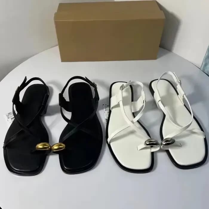 Marque Design femmes sandales plates Clip orteil loisirs extérieur chaussures de plage pour dame mode métal décoration 2025 chaussures d'été