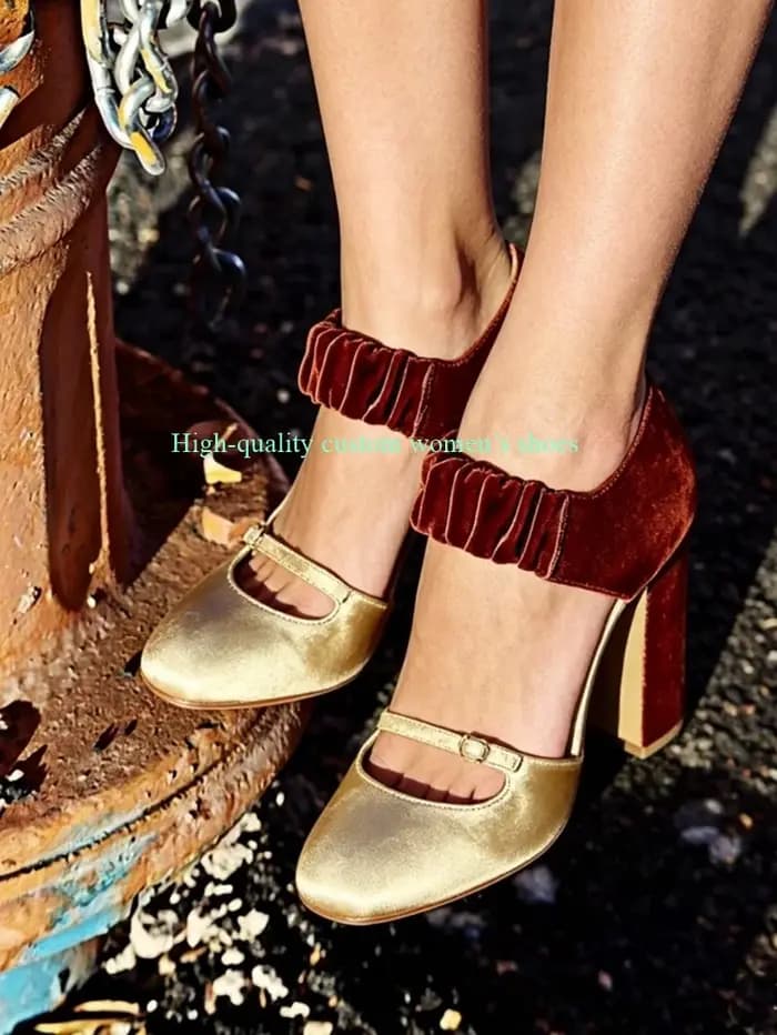 Chaussures de luxe pour femmes à talons hauts épais en velours bicolore or et bordeaux avec boucle sur le devant