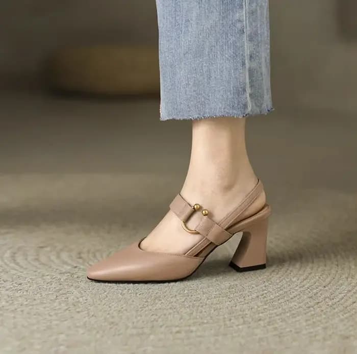Chaussures blanches pour femmes été 2025 pour le travail de bureau avec talons moyens