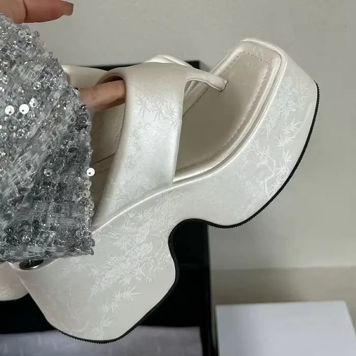 2025 nouvelles chaussures de mode pour femmes plate-forme compensées talons pompes tongs pantoufles
