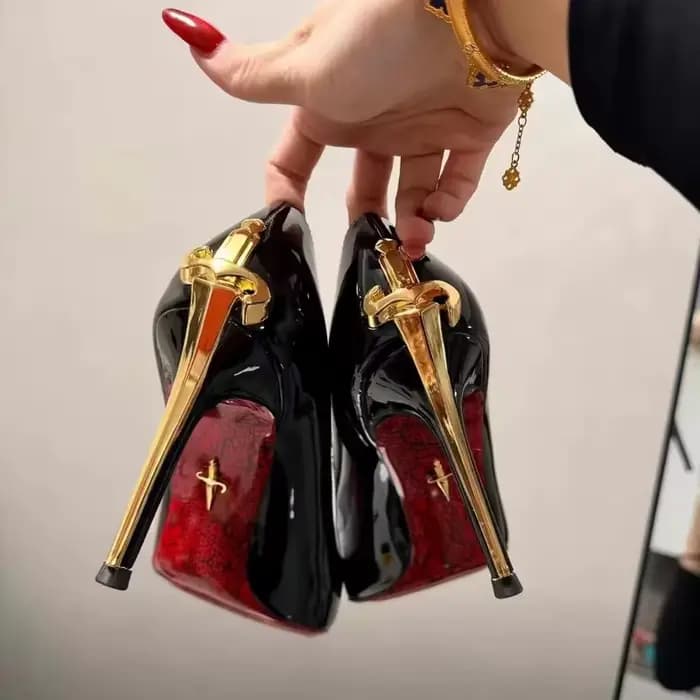 Nouvelles chaussures pour femmes à talons hauts et semelle rouge, sandales sexy à talon aiguille et bout pointu avec détails métalliques, tendance, en daim noir, Zapatos Mujer