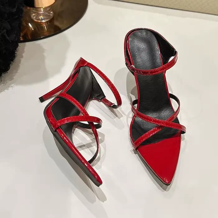 Talons hauts talon aiguille pour femmes 2025 été nouvelle sangle pointue sandales vides arrière sandales sexy à bout ouvert pour les femmes vêtements chauds