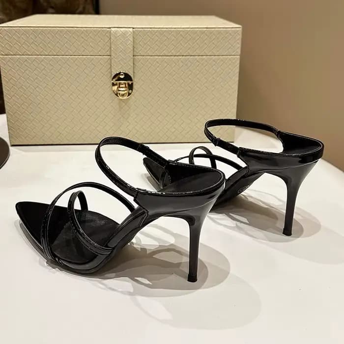 Talons hauts talon aiguille pour femmes 2025 été nouvelle sangle pointue sandales vides arrière sandales sexy à bout ouvert pour les femmes vêtements chauds