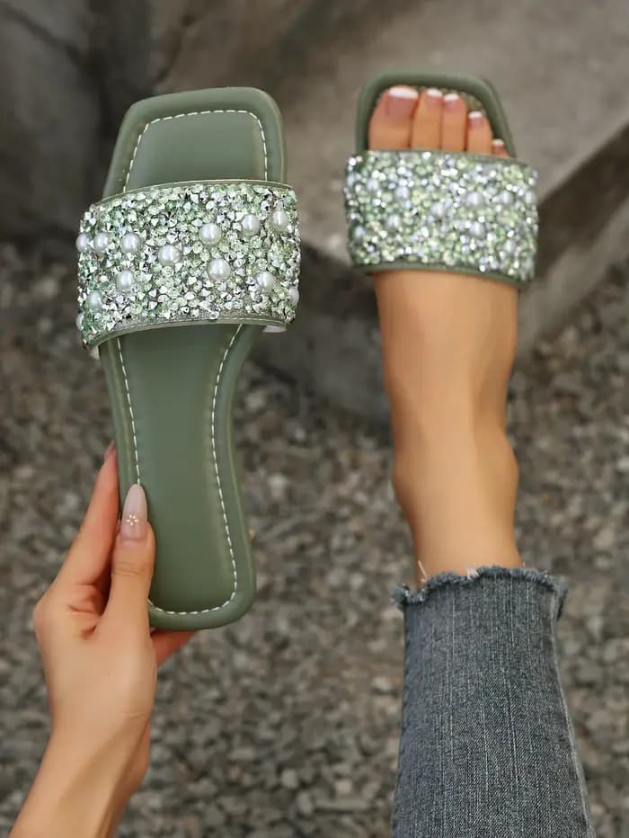 Nouvelles sandales d'été à la mode pour femmes, pantoufles à enfiler, cadeau d'anniversaire, chaussures décontractées d'extérieur de couleur unie, pantoufles de plage plates simples et élégantes, faci