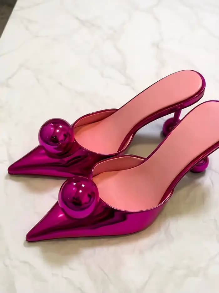 Sandales à talon ouvert fuchsia à bout pointu, avec décoration sphérique au bout et design unique à