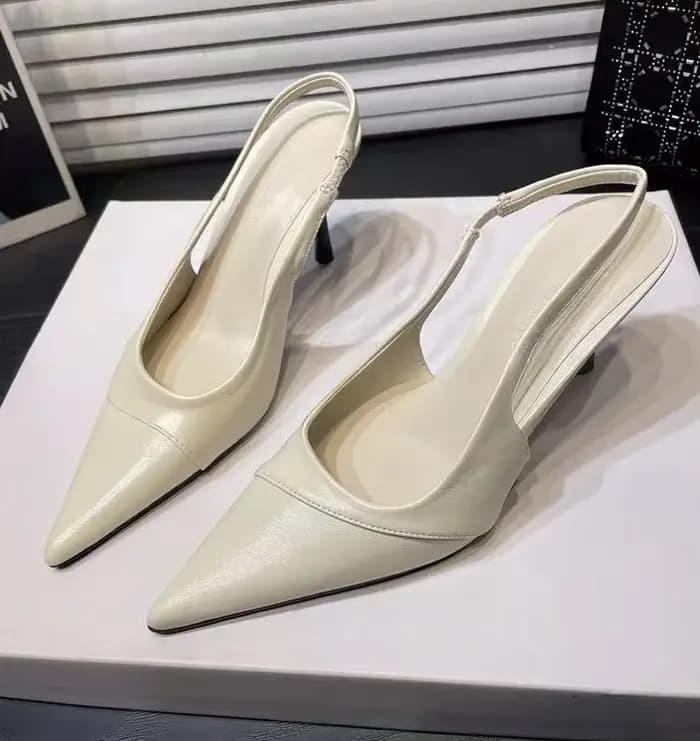 Sandales tendance de haute qualité. Chaussures à bout pointu et talon bas pour femmes