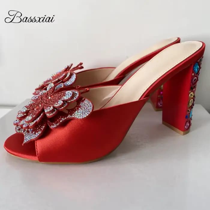 Mules en soie rouge pour femme, sandales à talons hauts avec décorations papillon-fleur en strass colorés, collection printemps-été